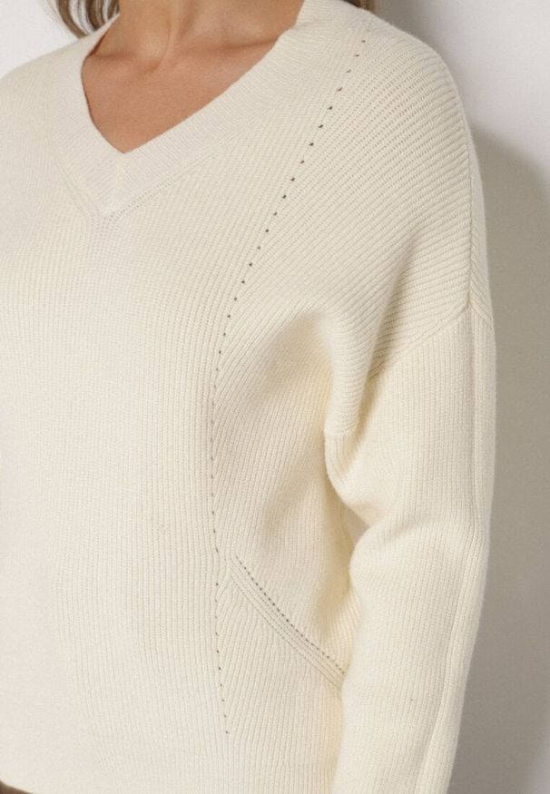 Born2be - Jasnobeżowy Sweter z Domieszką Kaszmiru z Dekoltem w Serek Feralaine. Okazja: na co dzień, na spotkanie biznesowe. Typ kołnierza: dekolt w serek. Kolor: beżowy. Materiał: kaszmir. Styl: casual, biznesowy, elegancki, klasyczny