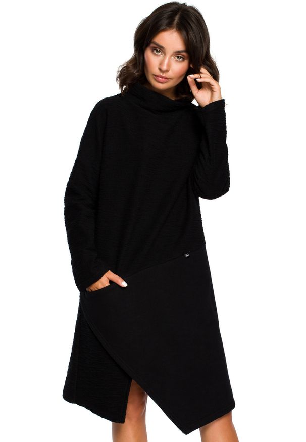 Be Active - Dzianinowa sukienka oversize trapezowa z asymetrycznym dołem czarna. Kolor: czarny. Materiał: dzianina. Typ sukienki: trapezowe, asymetryczne, oversize