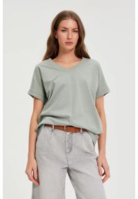MOODO - T-shirt z dekoltem oliwkowy. Kolor: oliwkowy. Materiał: bawełna #1