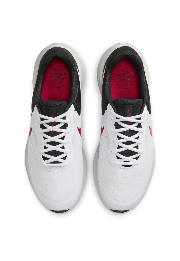 Buty do biegania męskie Nike Revolution 7. Zapięcie: sznurówki. Kolor: biały, wielokolorowy, żółty. Materiał: syntetyk, tkanina, materiał. Szerokość cholewki: normalna. Model: Nike Revolution. Sport: bieganie