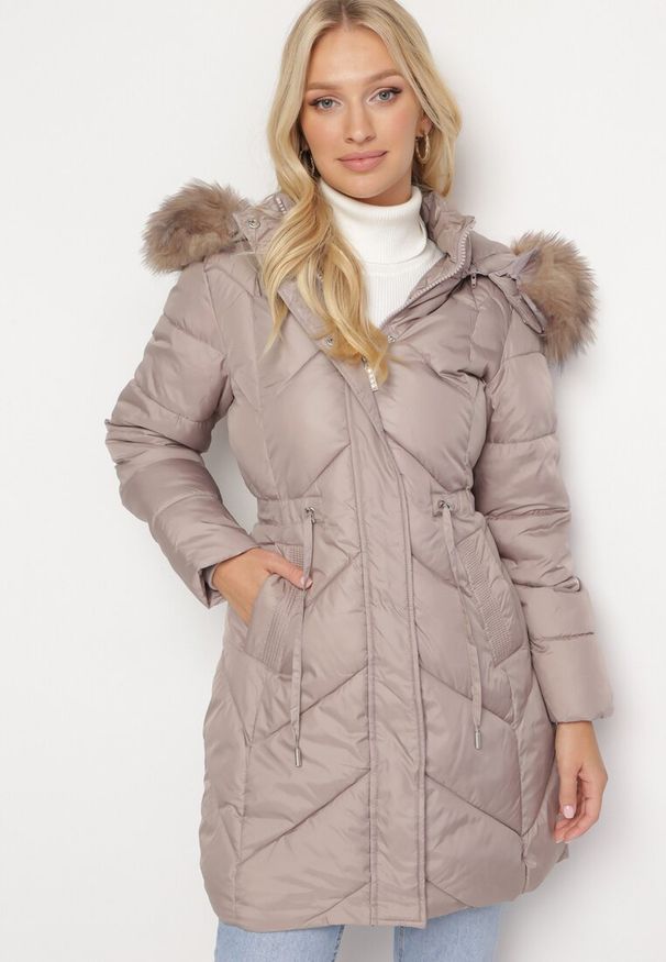 Born2be - Beżowa Pikowana Kurtka Płaszcz z Troczkiem w Talii o Wydłużonym Fasonie z Kapturem i Futerkiem Lieissas. Okazja: na co dzień. Typ kołnierza: kaptur. Kolor: beżowy. Materiał: futro. Długość: długie. Styl: casual, elegancki