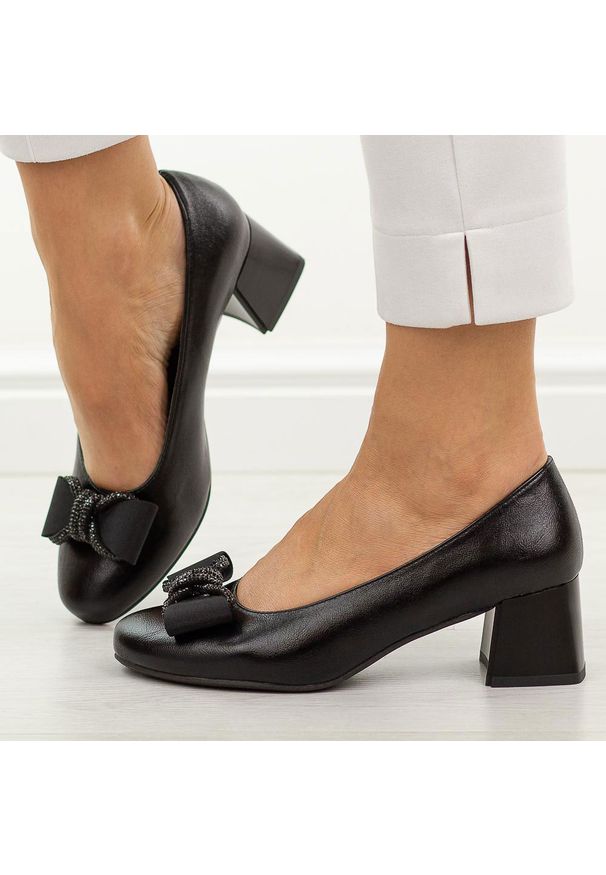 Czarne czółenka damskie na obcasie M.Daszyński Sa281-7. Kolor: czarny. Materiał: skóra. Szerokość cholewki: normalna. Wzór: aplikacja. Sezon: wiosna, jesień, lato. Obcas: na obcasie. Styl: elegancki, klasyczny, wizytowy. Wysokość obcasa: średni