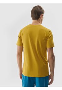 4f - T-shirt z nadrukiem męski - żółty. Okazja: na co dzień. Kolor: żółty. Materiał: dzianina, jersey, bawełna. Długość rękawa: krótki rękaw. Długość: krótkie. Wzór: nadruk. Styl: sportowy, casual, klasyczny