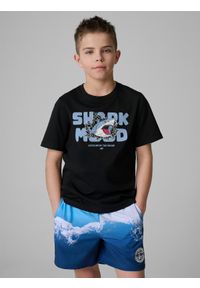 4f - 4F T-shirt regular z nadrukiem chłopięcy - czarny 128 (7-8 lat). Okazja: na co dzień. Kolor: czarny. Materiał: bawełna, dzianina. Wzór: nadruk. Sezon: lato. Styl: casual #1