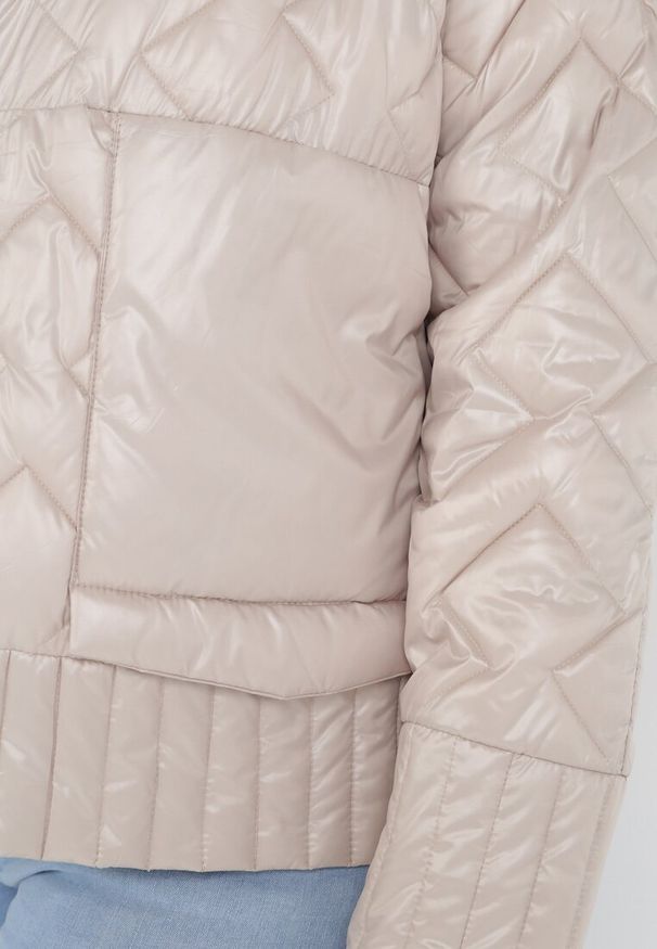 Born2be - Beżowa Kurtka Dwustronna Hypsora. Typ kołnierza: kołnierzyk stójkowy. Kolekcja: plus size. Kolor: beżowy. Materiał: tkanina. Długość rękawa: długi rękaw. Długość: długie. Wzór: aplikacja, geometria, jednolity