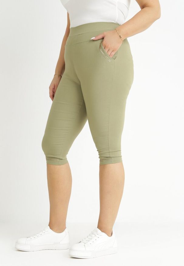 Born2be - Zielone Elastyczne Spodnie z Nogawkami 3/4 i Kieszeniami Kenetta. Kolor: zielony. Materiał: tkanina. Wzór: aplikacja