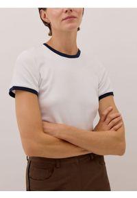 Reserved - T-shirt z kontrastową lamówką - biały. Kolor: biały. Materiał: bawełna