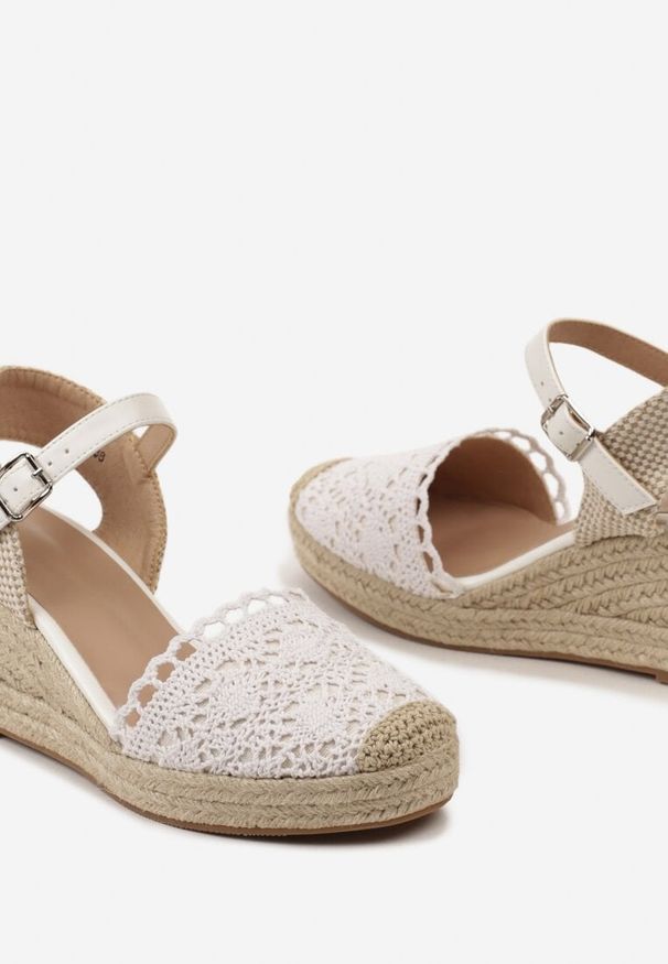 Renee - Białe Ażurowe Sandały Espadryle na Koturnie Ozdobionym Plecionką Kija. Okazja: na co dzień, na imprezę, na plażę, na spacer. Kolor: biały. Materiał: len. Wzór: aplikacja, ażurowy. Sezon: lato. Obcas: na koturnie. Styl: elegancki, casual