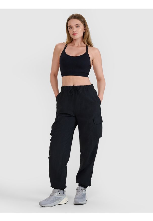 4f - 4F Spodnie casual cargo damskie - czarne XS. Okazja: na co dzień. Kolor: czarny. Materiał: syntetyk, materiał, tkanina. Styl: casual