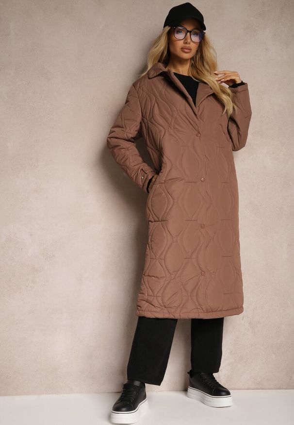 Renee - Brązowy Długi Płaszcz Kurtka Ozdobiona Pikowaniem Hamid. Kolor: brązowy. Długość: długie. Wzór: aplikacja