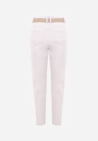 Born2be - Białe Bawełniano-Wiskozowe Jeansy Mom Fit z Dodatkowym Paskiem Papheilise. Okazja: na co dzień, na spotkanie biznesowe, do pracy. Kolor: biały. Styl: casual, biznesowy, elegancki, klasyczny #2