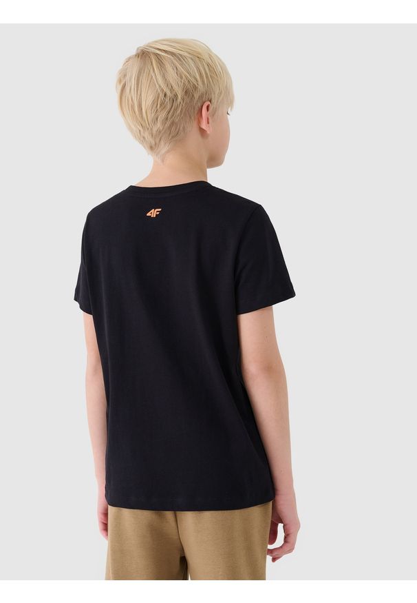 4f - 4F T-shirt regular z nadrukiem chłopięcy - czarny 122 (6-7 lat). Okazja: na co dzień. Kolor: czarny. Materiał: dzianina, bawełna, jersey. Długość rękawa: krótki rękaw. Długość: krótkie. Wzór: nadruk. Sezon: lato. Styl: klasyczny, sportowy, casual