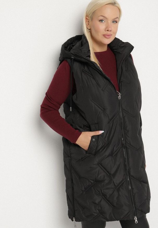 Born2be - Czarna Pikowana Kamizelka z Kapturem i Kieszeniami Esarivie. Okazja: na spacer. Typ kołnierza: kaptur. Kolekcja: plus size. Kolor: czarny. Materiał: jeans