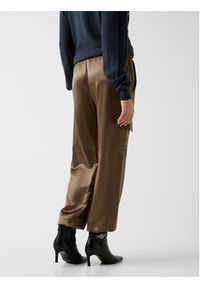 Guess Spodnie materiałowe 172809 Brązowy Slim Fit. Kolor: brązowy. Materiał: materiał #5