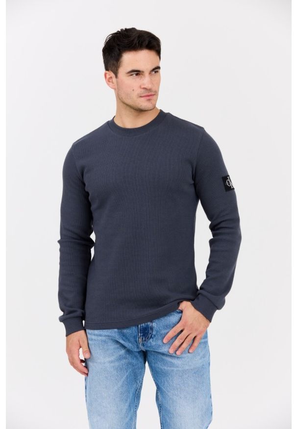 Calvin Klein - CALVIN KLEIN Szary męski longsleeve z naszywką. Okazja: na co dzień. Kolor: szary. Materiał: bawełna. Długość rękawa: długi rękaw. Wzór: aplikacja. Styl: klasyczny, casual