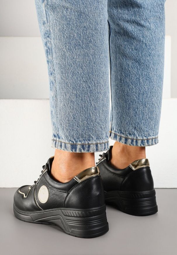 Born2be - Czarne Sneakersy z Metalicznymi Ozdobami Yaslevi. Okazja: na co dzień. Zapięcie: sznurówki. Kolor: czarny. Materiał: jeans. Wzór: aplikacja