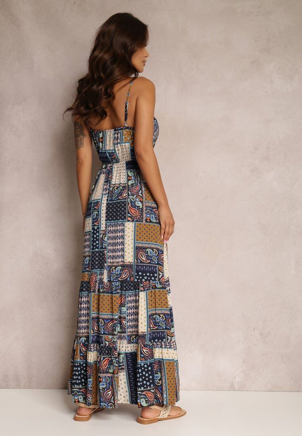 Renee - Granatowa Wiskozowa Sukienka o Kopertowym Kroju w Print Patchwork Grehan. Kolor: niebieski. Materiał: wiskoza. Długość rękawa: na ramiączkach. Wzór: nadruk, aplikacja. Typ sukienki: kopertowe. Styl: wakacyjny, boho. Długość: maxi