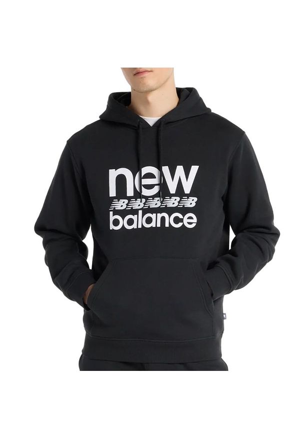 Bluza męska New Balance MT51941BK - czarna. Kolor: czarny. Materiał: poliester, tkanina, bawełna, dresówka, materiał. Wzór: napisy, aplikacja. Styl: klasyczny