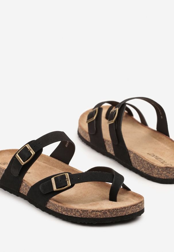 Born2be - Czarne Klapki Japonki na Korkowej Podeszwie Zdobione Klamrami Idaliora. Okazja: na plażę. Kolor: czarny. Materiał: jeans. Wzór: aplikacja. Sezon: lato