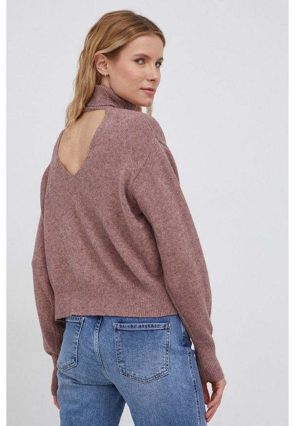 only - Only Sweter damski kolor różowy z golfem. Typ kołnierza: golf. Kolor: różowy. Materiał: dzianina. Długość rękawa: długi rękaw. Długość: długie