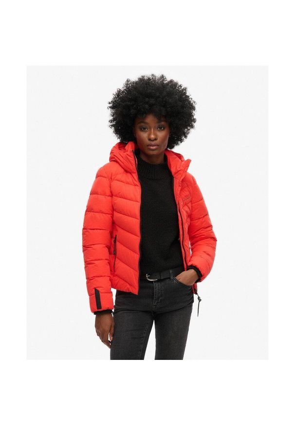 Superdry - Kurtka pikowana z kapturem z mikrofibry SUPERDRY.. Typ kołnierza: kaptur. Kolor: czerwony. Materiał: mikrofibra. Długość rękawa: długi rękaw. Styl: elegancki