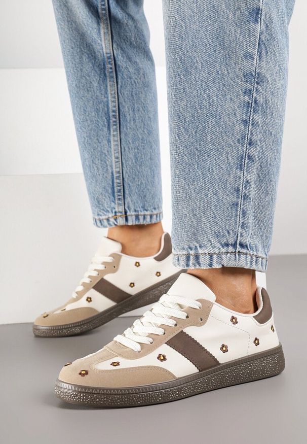 Born2be - Beżowe Sneakersy Typu Tenisówki z Kwiatkami Reisare. Okazja: na co dzień. Kolor: beżowy. Materiał: jeans. Wzór: kwiaty