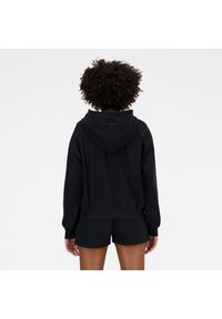 Bluza damska New Balance WJ41501BK – czarna. Okazja: na co dzień. Typ kołnierza: kaptur. Kolor: czarny. Materiał: dresówka, poliester, materiał, bawełna, prążkowany. Wzór: ze splotem. Styl: casual, klasyczny #3