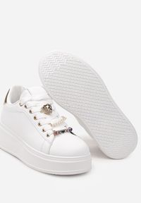 Renee - Białe Sneakersy na Platformie z Zawieszkami na Sznurówkach Ellamas. Nosek buta: okrągły. Zapięcie: sznurówki. Kolor: biały. Obcas: na platformie. Wysokość obcasa: niski #2