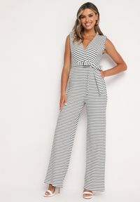 Born2be - Biało-Czarny Kombinezon Kopertowy w Paski z Wiązaniem w Talii Rivarelle. Okazja: na spotkanie biznesowe, na co dzień, do pracy, na spacer. Kolor: biały. Materiał: wiskoza. Wzór: paski. Styl: biznesowy, casual, sportowy #1