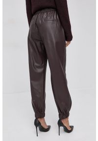 BOSS - Boss Spodnie damskie kolor bordowy joggery high waist. Okazja: na co dzień. Stan: podwyższony. Kolor: czerwony. Styl: casual