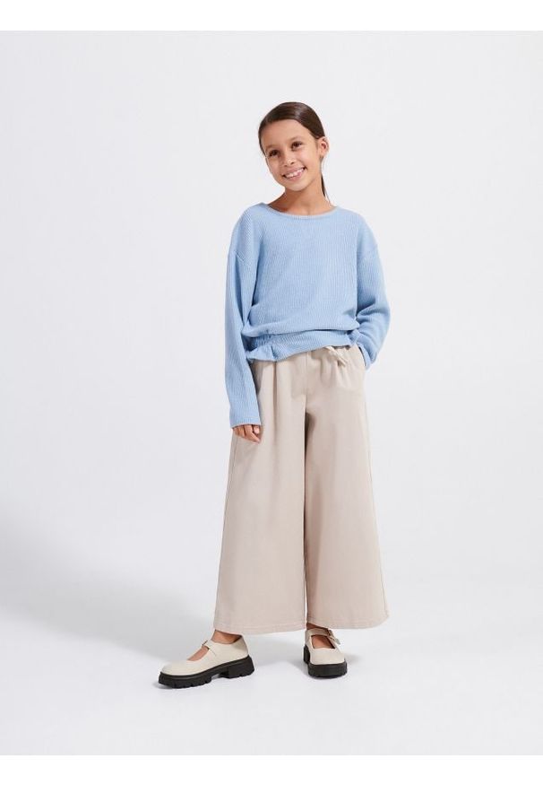 Reserved - Koszulka z falbanką - jasnoniebieski. Kolor: niebieski. Materiał: wiskoza, dzianina