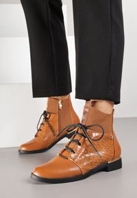 Born2be - Brązowe Botki Vices Typu Trzewiki ze Wzorem w Stylu Krokodyla Alerriva. Okazja: na co dzień. Zapięcie: zamek. Kolor: brązowy. Materiał: jeans, skóra. Styl: casual, elegancki