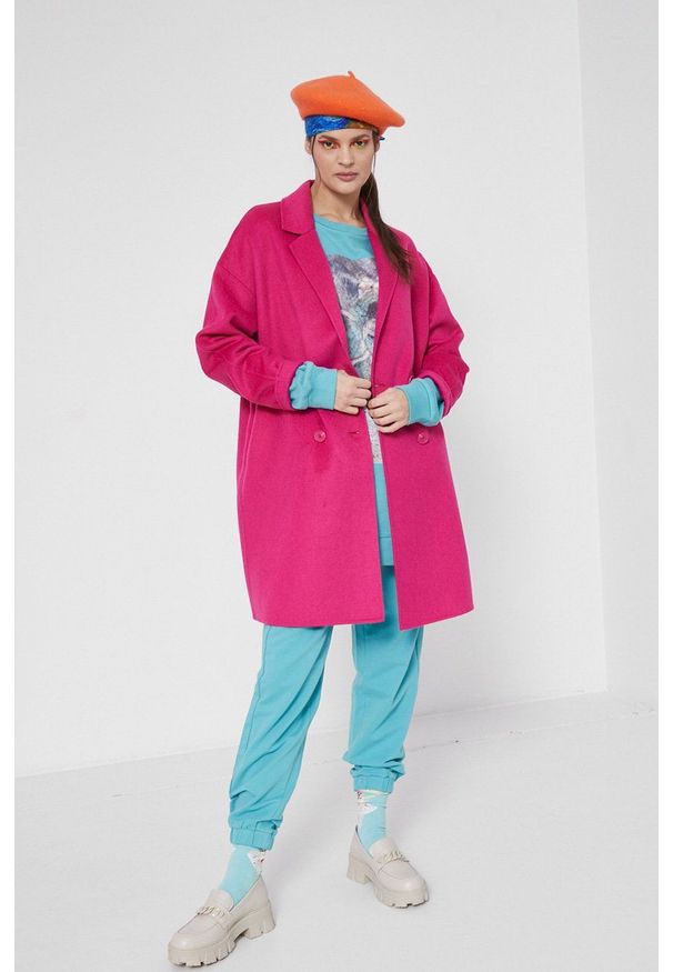 medicine - Medicine - Płaszcz wełniany Essential. Okazja: na co dzień. Kolor: różowy. Materiał: wełna. Wzór: gładki. Styl: klasyczny, casual