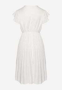 Born2be - Biała Rozkloszowana Sukienka Midi z Kopertową Górą i Plisowanym Dołem Alissu. Kolor: biały. Typ sukienki: kopertowe. Styl: klasyczny, elegancki. Długość: midi #4