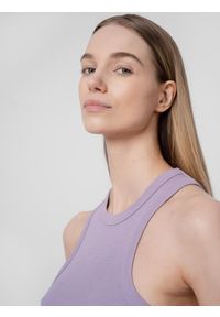 4f - Crop top z prążkowanej dzianiny damski. Kolor: fioletowy. Materiał: dzianina, prążkowany