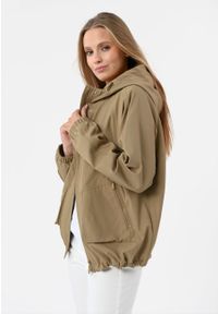 Volcano - Luźna kurtka z kapturem J-AFINIS. Okazja: na co dzień. Typ kołnierza: kaptur. Materiał: materiał. Długość: krótkie. Wzór: napisy. Sezon: wiosna. Styl: casual, klasyczny, sportowy #1