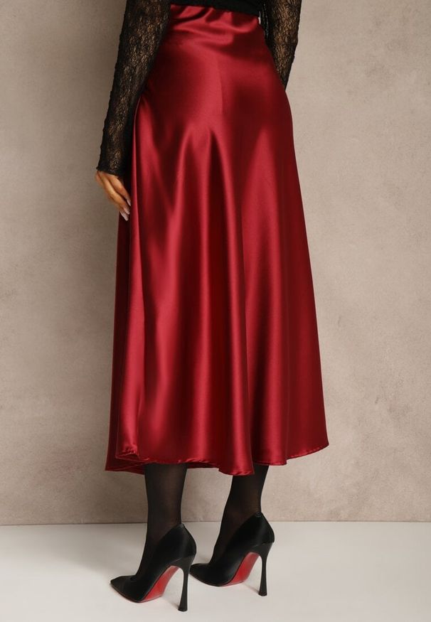 Renee - Bordowa Satynowa Midi Spódnica Rozkloszowana z Gumką w Pasie i Suwakiem Leose. Kolor: czerwony. Materiał: satyna