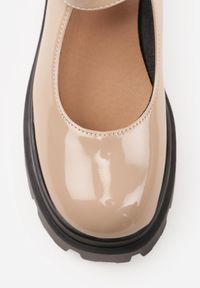 Born2be - Ciemnobeżowe Lakierowane Półbuty Mary Jane na Obcasie i Platformie Daloma. Zapięcie: pasek. Kolor: beżowy. Materiał: lakier. Sezon: wiosna, jesień, lato. Obcas: na obcasie. Wysokość obcasa: średni #3