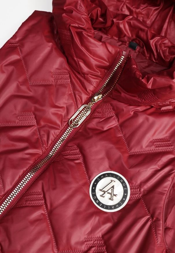 Renee - Czerwona Długa Pikowana Kamizelka z Kapturem i Ozdobną Naszywką Mentape. Typ kołnierza: kaptur. Kolor: czerwony. Długość: długie. Wzór: aplikacja. Styl: sportowy