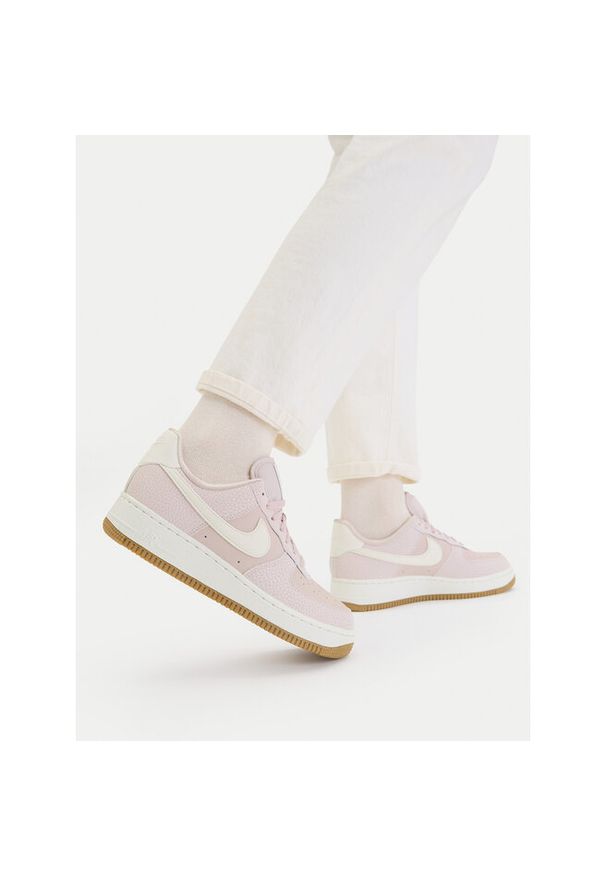 Sneakersy Nike. Kolor: fioletowy. Model: Nike Air Force