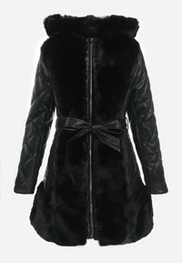 Born2be - Czarna Pikowana Kurtka z Kapturem Wiązana Paskiem Ozdobiona Sztucznym Futerkiem Sagure. Typ kołnierza: kaptur. Kolor: czarny. Materiał: futro. Wzór: aplikacja #6