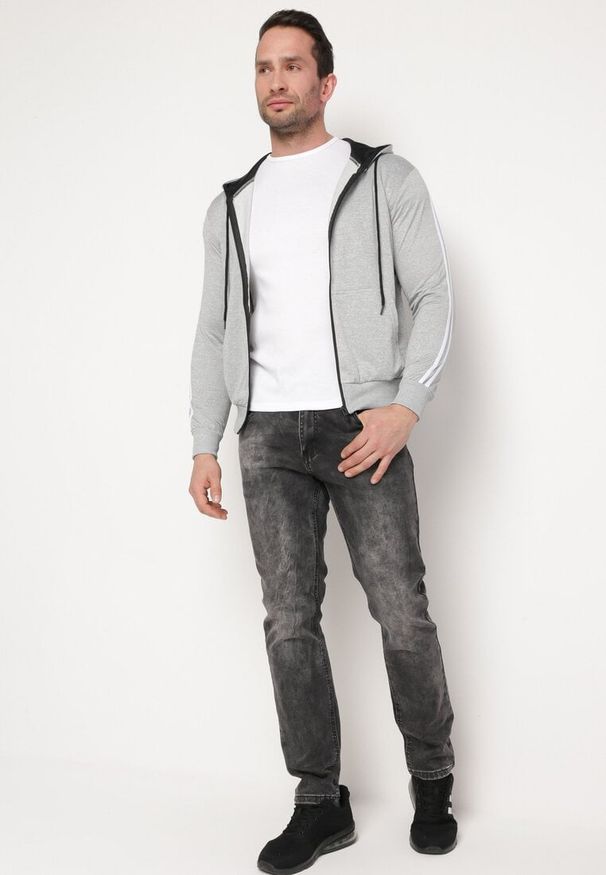 Born2be - Jasnoszara Bluza z Kapturem i Kieszeniami Ozdobiona Lampasami na Ramionach Alobokira. Okazja: na co dzień. Typ kołnierza: kaptur. Kolor: szary. Materiał: jeans. Długość rękawa: długi rękaw. Długość: długie. Wzór: aplikacja. Styl: sportowy, casual