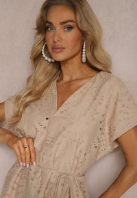 Renee - Beżowa Bawełniana Sukienka o Haftowanym Wykończeniu z Materiałowym Paskiem w Talii Dimla. Typ kołnierza: dekolt w kształcie V. Kolor: beżowy. Materiał: bawełna, materiał. Długość rękawa: krótki rękaw. Wzór: haft