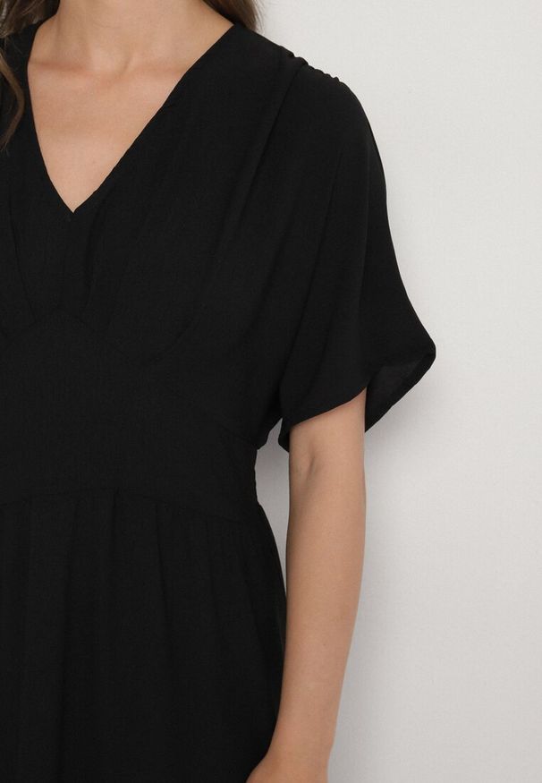 Born2be - Czarna Sukienka z Bawełną i Górą w Stylu Nietoperza Filenia. Okazja: na co dzień. Kolor: czarny. Materiał: bawełna. Styl: casual