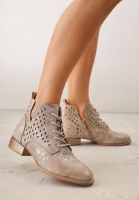 Renee - Jasnobrązowe Botki ze Skórzaną Wkładką i Ażurowym Wzorem Nantiela. Okazja: na co dzień. Kolor: brązowy. Materiał: skóra. Wzór: ażurowy. Sezon: wiosna, jesień. Obcas: na słupku. Styl: casual, elegancki, klasyczny #7