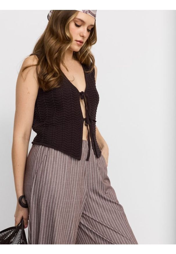 Sinsay - Spodnie wide leg z kieszeniami i domieszką wiskozy - brązowy. Kolor: brązowy