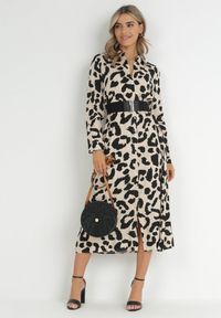 Born2be - Beżowo-Czarna Sukienka Koszulowa w Cętki z Paskiem Kalandra. Okazja: na spotkanie biznesowe. Typ kołnierza: dekolt w kształcie V. Kolor: beżowy. Materiał: wiskoza, materiał. Długość rękawa: długi rękaw. Typ sukienki: koszulowe. Styl: biznesowy #4