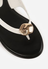 Born2be - Białe Sandały Typu Japonki Ozdobione Okrągłą Aplikacją Vikianae. Okazja: na co dzień. Nosek buta: okrągły. Zapięcie: sprzączka. Kolor: biały. Materiał: jeans. Wzór: aplikacja. Sezon: lato. Styl: casual, elegancki, boho #3