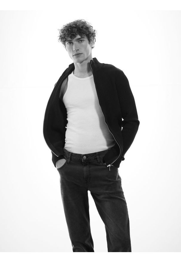 Reserved - Jeansy slim z efektem sprania - szary. Kolor: szary