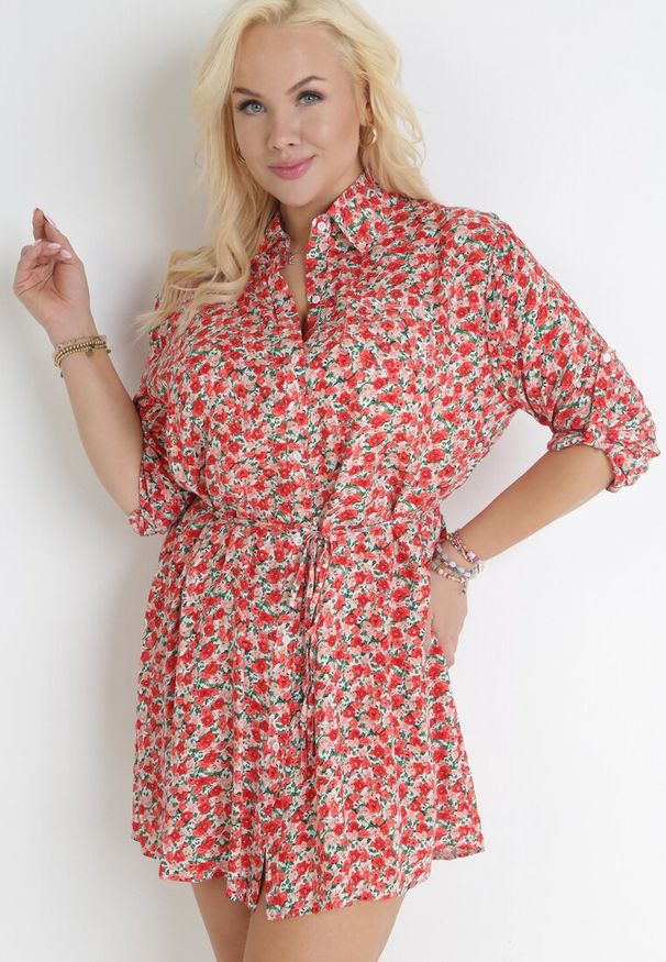 Born2be - Czerwona Koszulowa Sukienka Mini w Kwiaty z Materiałowym Paskiem i Podpinanymi Rękawami Isamone. Kolekcja: plus size. Kolor: czerwony. Materiał: materiał. Wzór: kwiaty. Sezon: wiosna, lato. Typ sukienki: koszulowe. Długość: mini